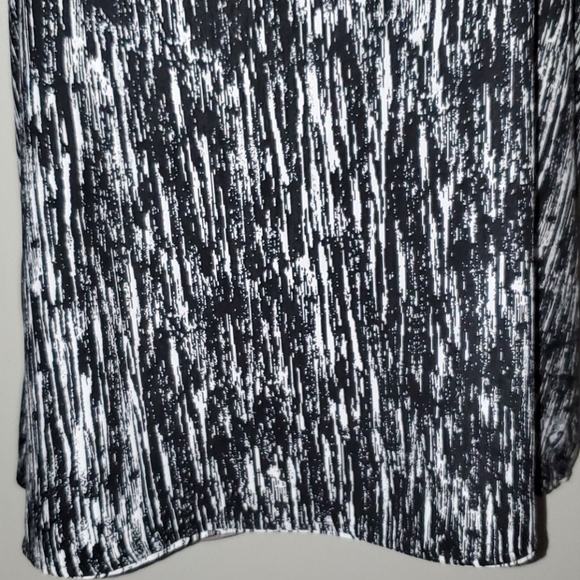 Express Barcelona Cami Reversible Black/White Top - Picture 9 of 15